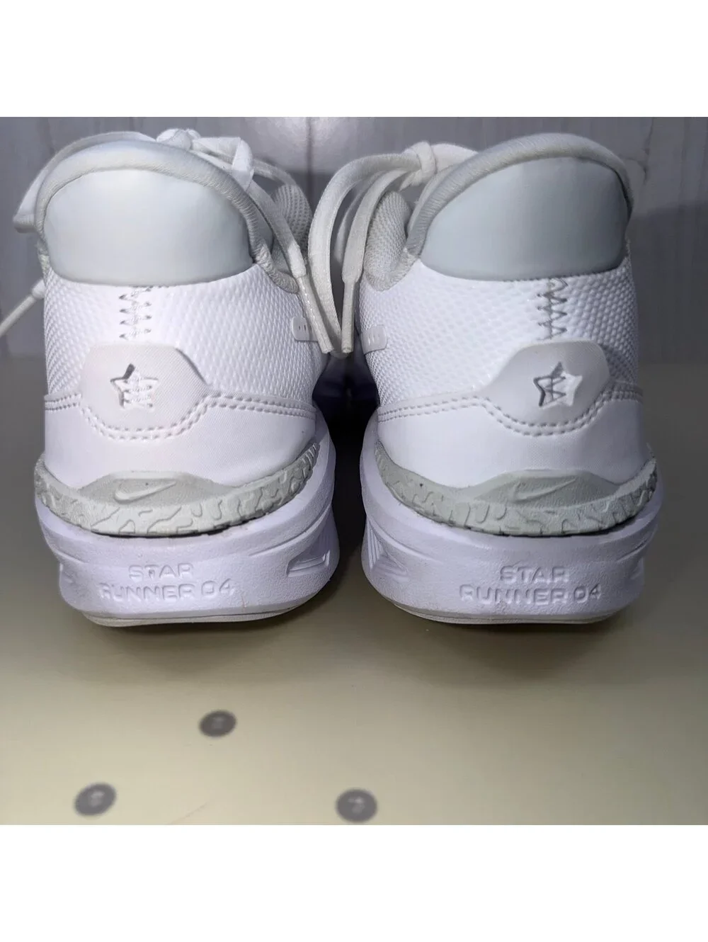 Nike Star Runner 4 White Running Shoes Girls Size 5Y